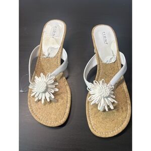 FIONI Women's White Floral Thong Sandals Size US 10W Low Kitten Heel Slip On